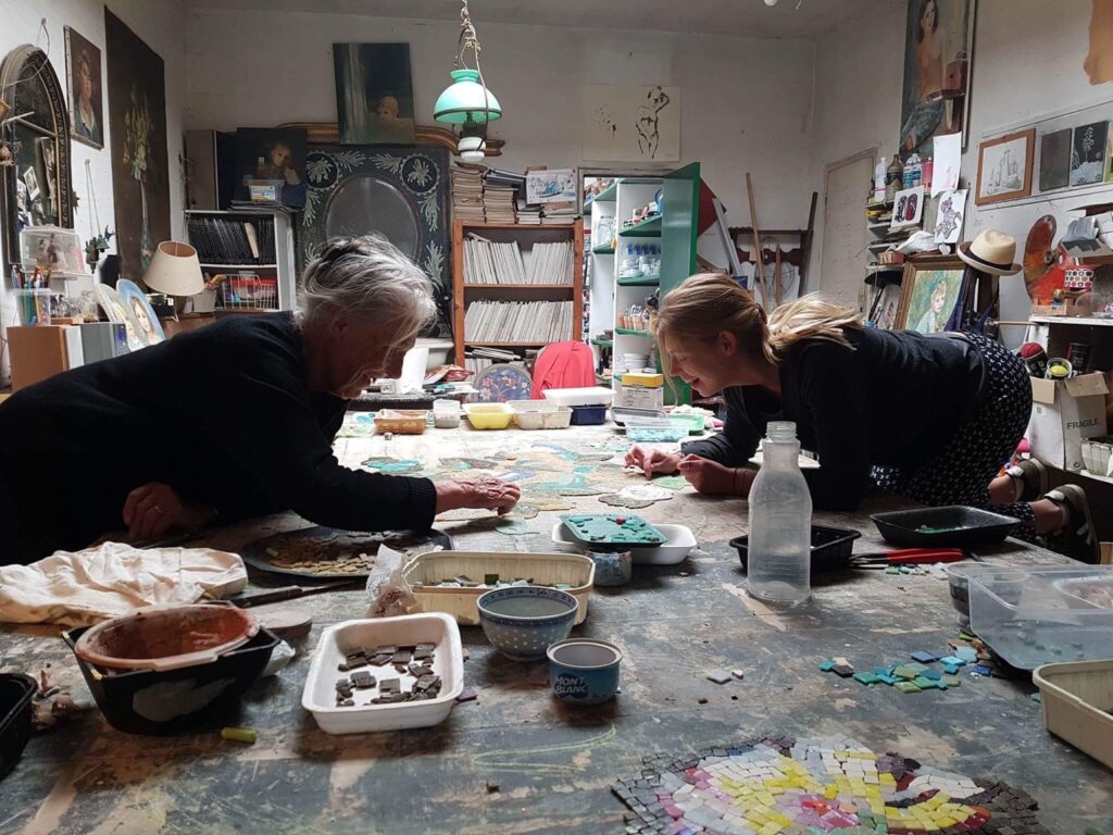 Garance et sa grand-mère en pleine création à 4 mains