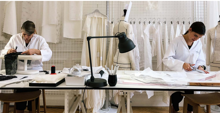 Couturières de la Maison LVMH en plein travail.